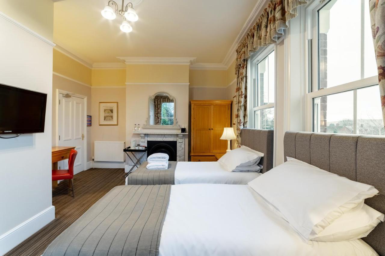 Charades Guest House ヘレフォード エクステリア 写真