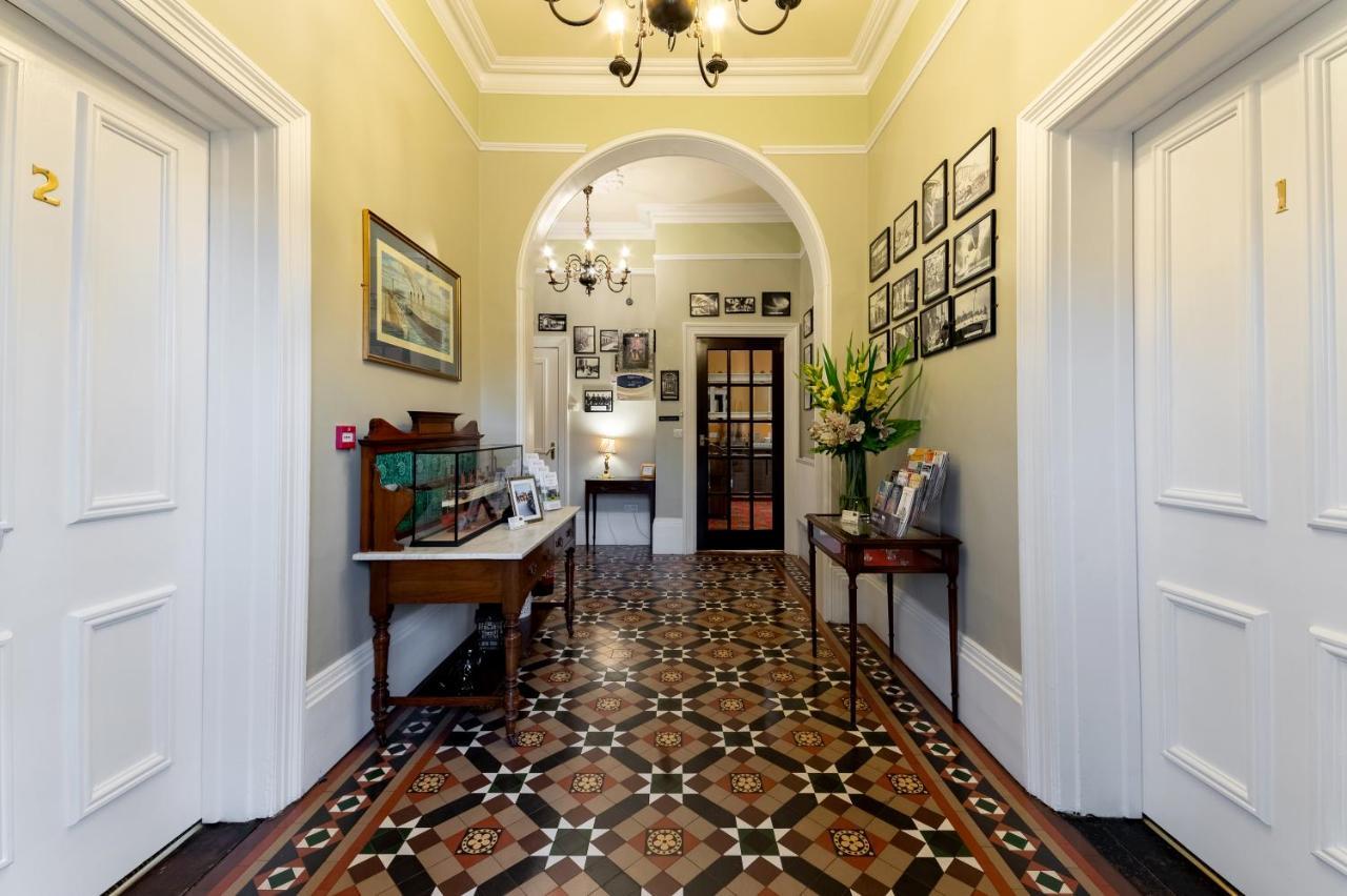 Charades Guest House ヘレフォード エクステリア 写真